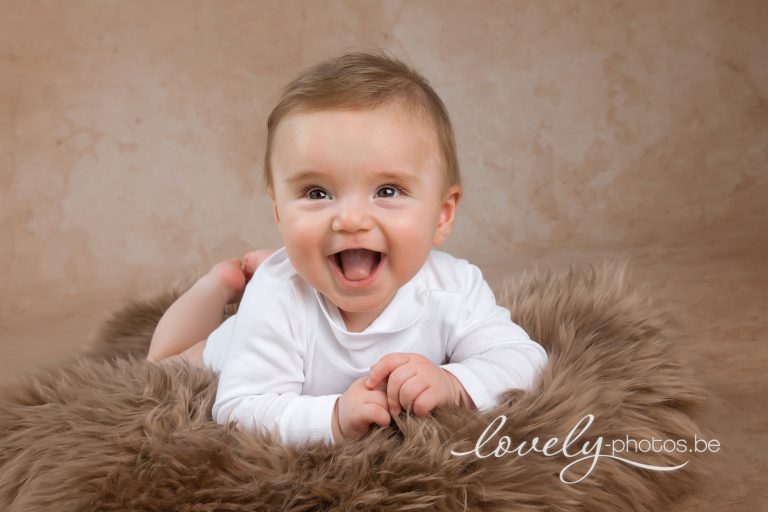 Lachende baby op een bruin vachtje – babyfotografie Hasselt bij Lovely-Photos