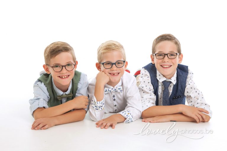 Drie broers met brillen lachen op een witte achtergrond – familiefotografie Limburg