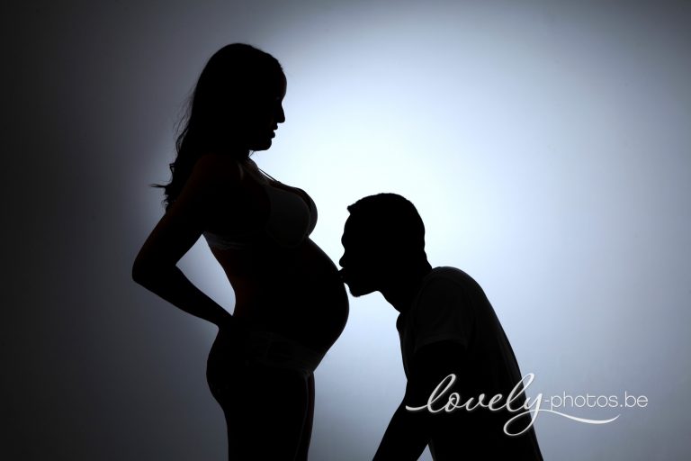 Silhouet van papa die de bolle buik kust – artistieke zwangerschapsfoto bij Lovely-Photos