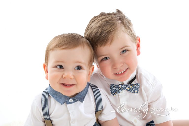 Broertjes met strikje en bretels lachen samen – kinderfotoshoot bij Lovely-Photos Hasselt