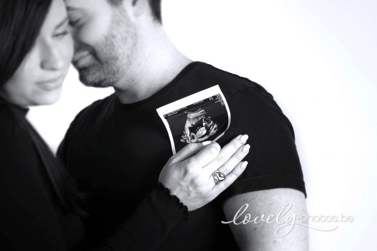 Zwart-wit foto van aanstaande ouders met een echofoto – zwangerschapsshoot Lovely-Photos