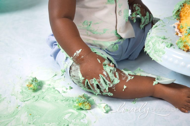 Close-up van kindje met taart op de beentjes – cake smash fotografie Hasselt
