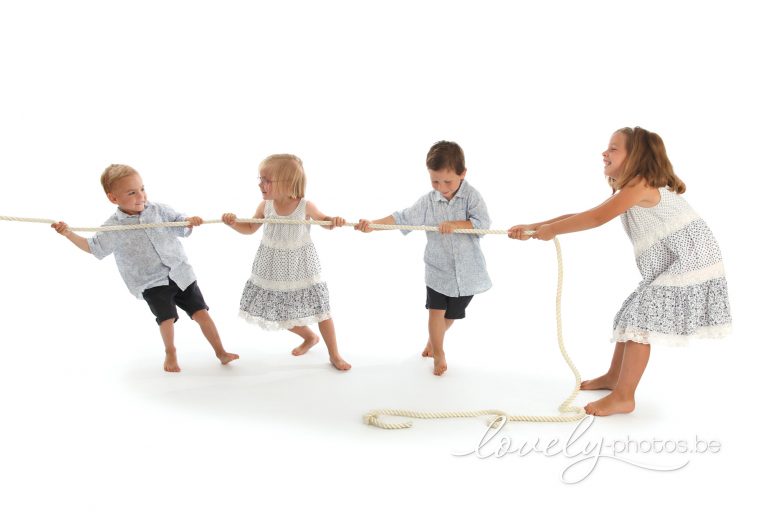 Kinderen spelen touwtrekken in de studio – speelse familiefotoshoot Limburg