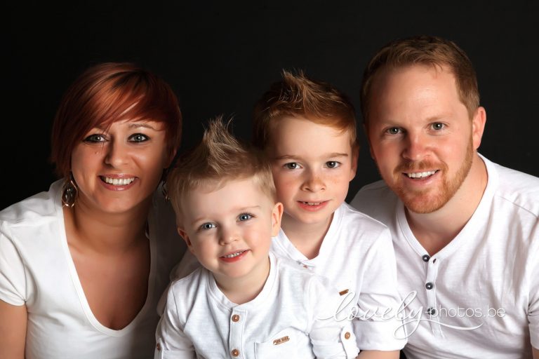 Ouders met twee zoontjes tegen een zwarte achtergrond – gezinsfotoshoot Lovely-Photos