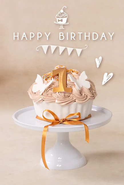 Zelfgebakken cakesmash-taart met gouden cijfer 1 en vlinders voor een eerste verjaardag