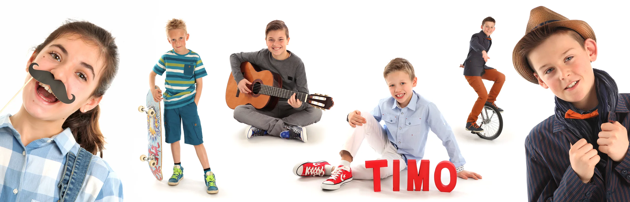 Kinderen poseren met persoonlijke items: snor op een stokje, skateboard, gitaar, rode letters TIMO, eenwieler en een hoedje – communie- en lentefeestfotoshoot in Hasselt