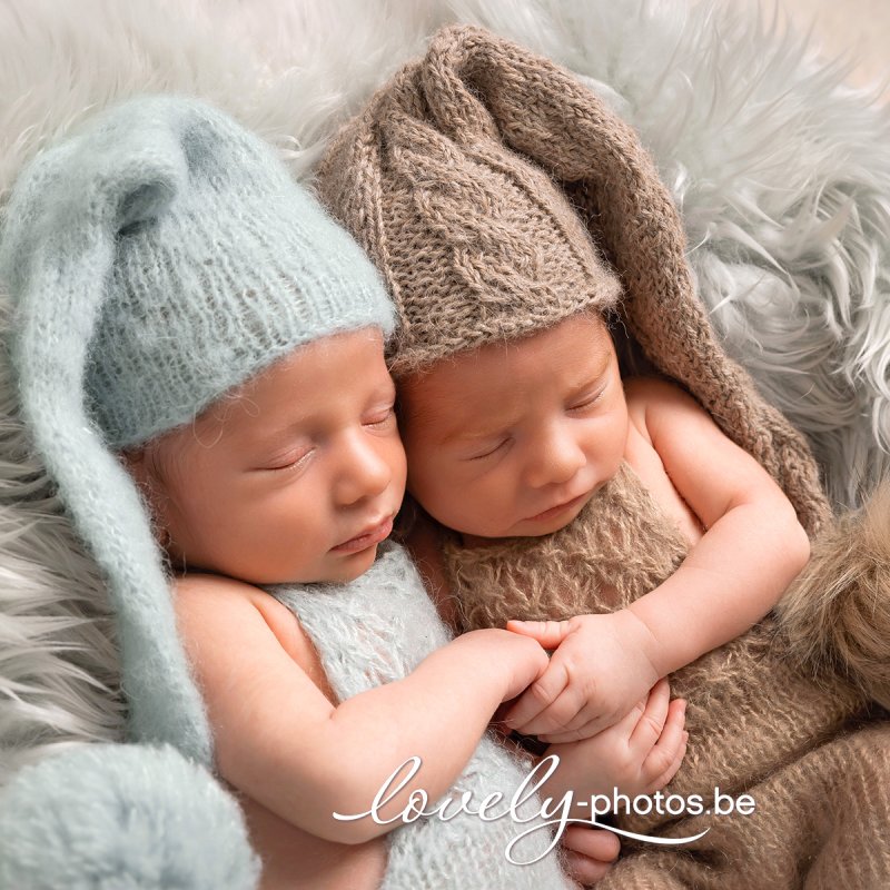 Dubbel geluk, dubbele liefde… 🤍🤍 Twee kleine wondertjes, vier kleine handjes en een heleboel extra knuffels.…